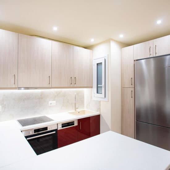 Ανακαίνιση κουζίνας στο Παγκράτι με λευκά ντουλάπια και εντοιχισμένες συσκευές