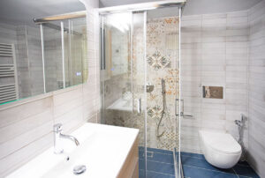 Ανακαίνιση μικρού μπάνιου στο Παγκράτι με καμπίνα ντους και ξύλινο έπιπλο νιπτήρα