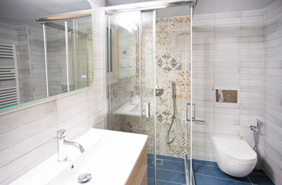 Ανακαίνιση μικρού μπάνιου στο Παγκράτι με καμπίνα ντους και ξύλινο έπιπλο νιπτήρα