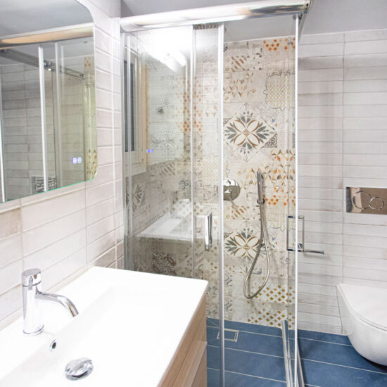 Ανακαίνιση μικρού μπάνιου στο Παγκράτι με καμπίνα ντους και ξύλινο έπιπλο νιπτήρα