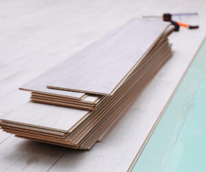 να βαλω laminate η πλακακι