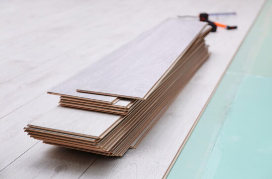 να βαλω laminate η πλακακι