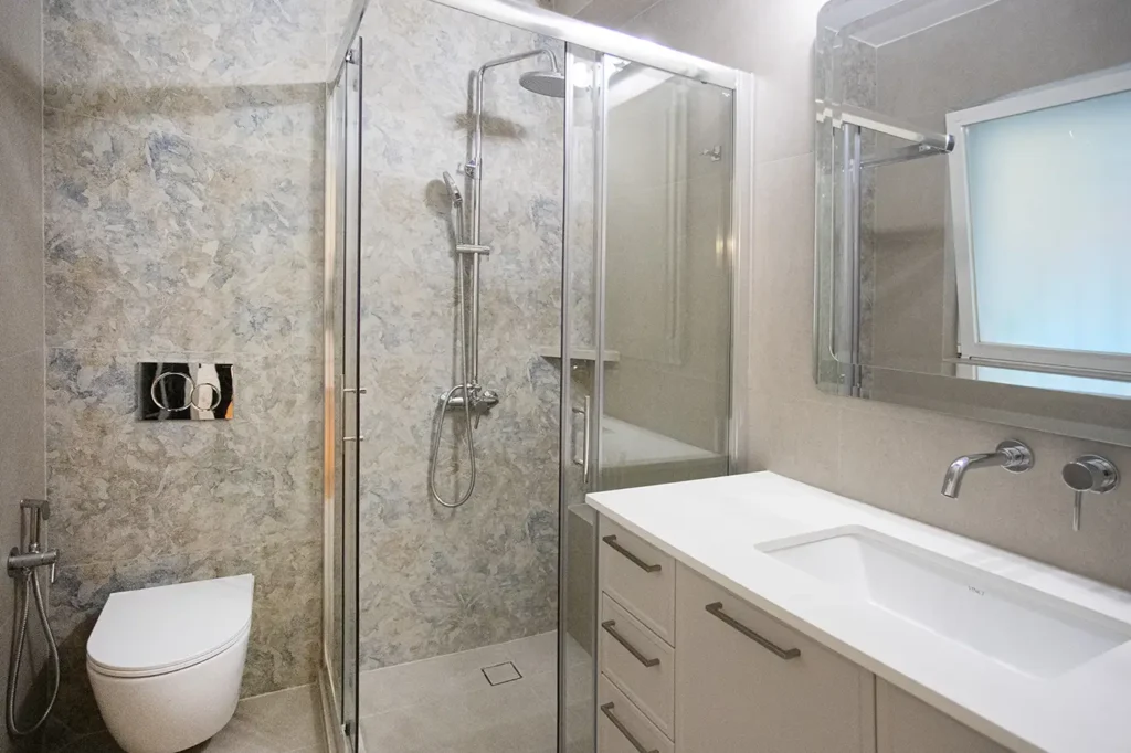 Ανακαινισμένο μπάνιο στη Γλυφάδα με ντουζιέρα, νιπτήρα και μοντέρνο σχεδιασμό