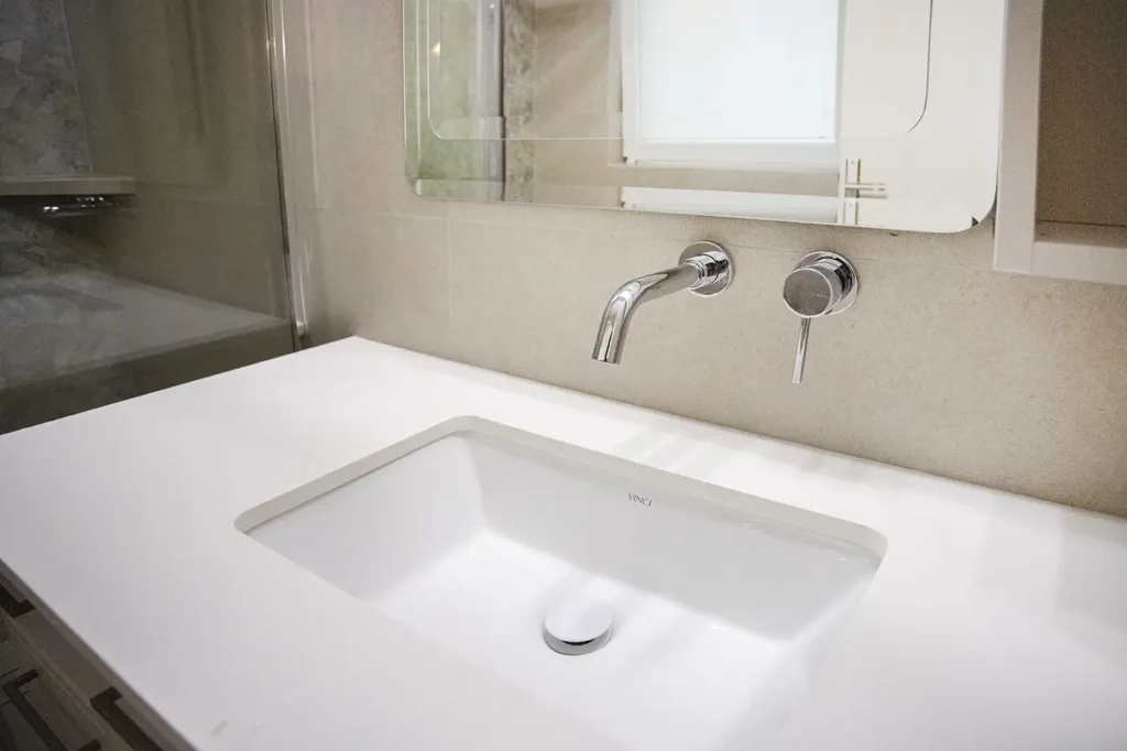 Λεπτομέρεια νιπτήρα και εντοιχισμένης μπαταρίας σε ανακαινισμένο μπάνιο στη Γλυφάδα