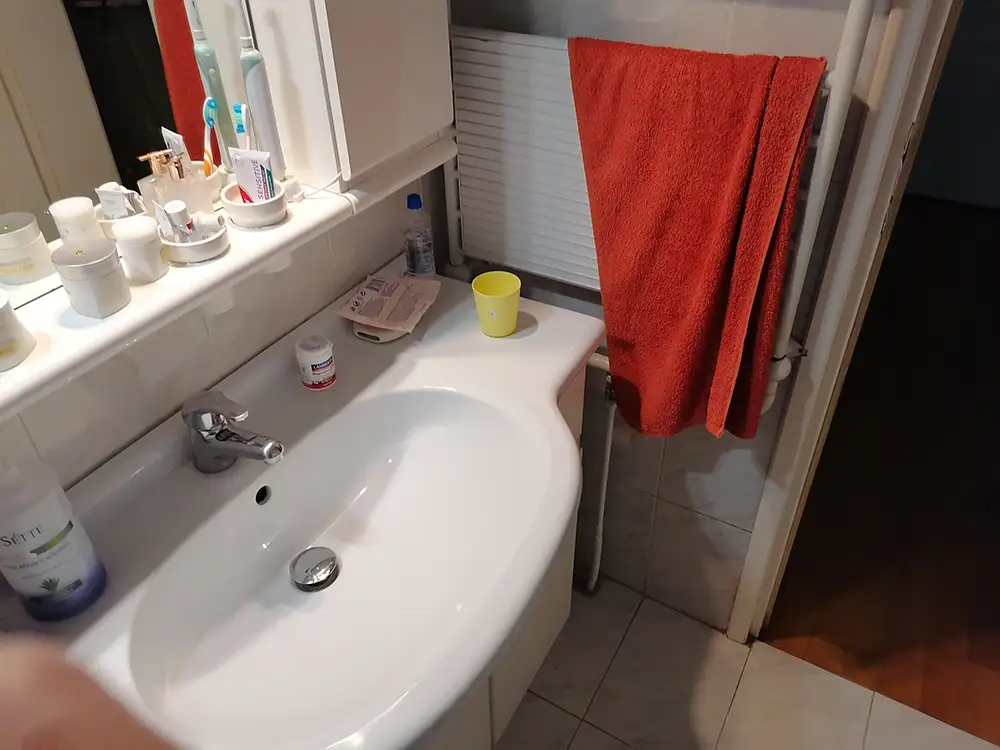 Νιπτήρας και καθρέφτης πριν την ανακαίνιση μπάνιου στη Γλυφάδα