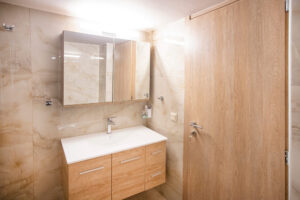 Ανακαίνιση μπάνιου στο Ίλιον με ντουζιέρα, έπιπλο μπάνιου και πλακάκια όψης μαρμάρου