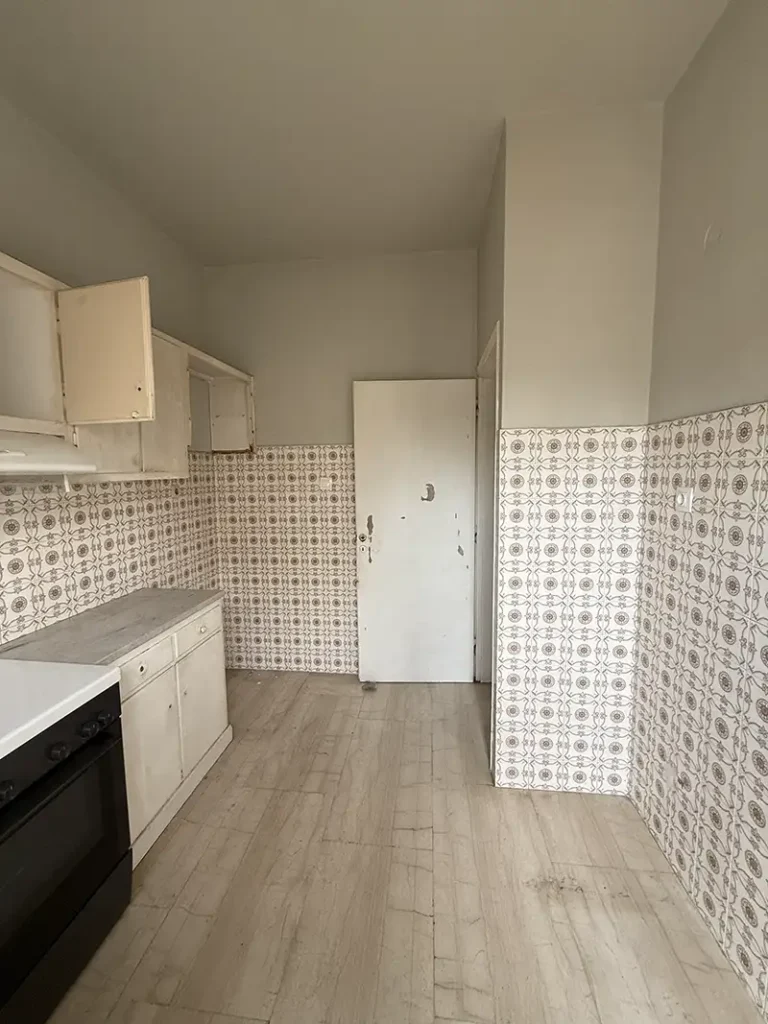 Κουζίνα πριν την ανακαίνιση στον Νέο Κόσμο Αθήνα με παλιά ντουλάπια και vintage πλακάκια τοίχου