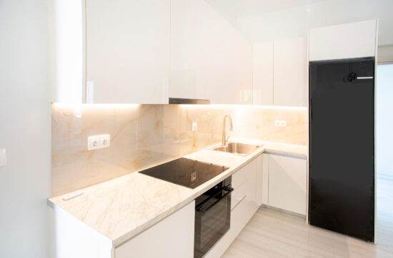 μοντέρνα κουζίνα μετά την ανακαίνιση διαμερίσματος στο Περιστέρι από την Chroma Decor