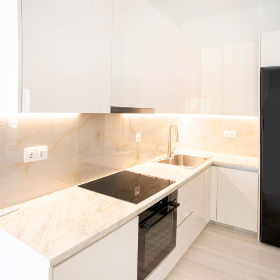 μοντέρνα κουζίνα μετά την ανακαίνιση διαμερίσματος στο Περιστέρι από την Chroma Decor