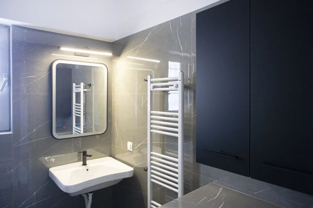 Νιπτήρας και καθρέπτης LED σε μπάνιο ΑΜΕΑ με αποθηκευτικό ντουλάπι μετά από ανακαίνιση στη Νέα Ιωνία από τη Chroma Decor