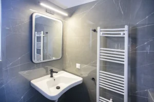 Εργονομικός νιπτήρας σε μπάνιο ΑΜΕΑ με καθρέπτη LED μετά από ανακαίνιση στη Νέα Ιωνία από τη Chroma Decor