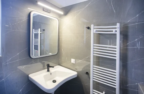 Εργονομικός νιπτήρας σε μπάνιο ΑΜΕΑ με καθρέπτη LED μετά από ανακαίνιση στη Νέα Ιωνία από τη Chroma Decor