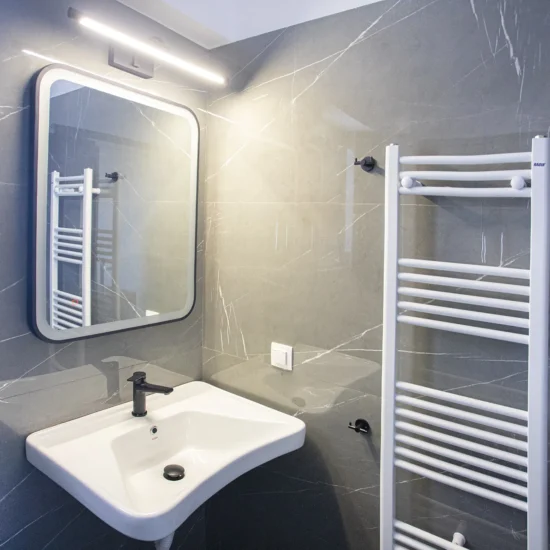 Εργονομικός νιπτήρας σε μπάνιο ΑΜΕΑ με καθρέπτη LED μετά από ανακαίνιση στη Νέα Ιωνία από τη Chroma Decor