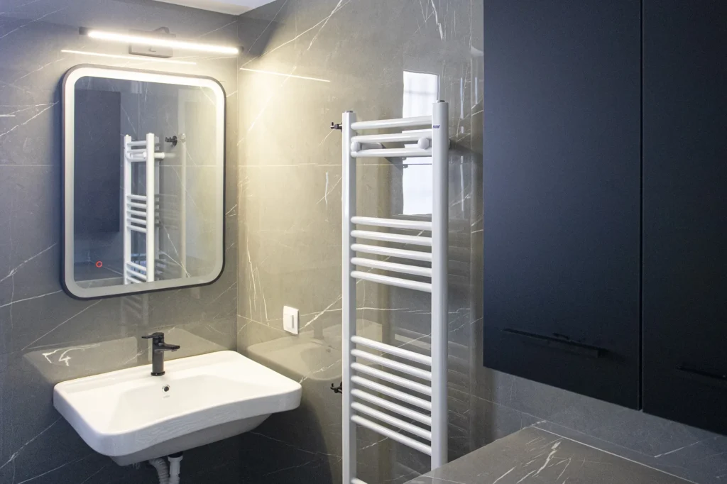 Νιπτήρας και καθρέπτης LED σε μπάνιο ΑΜΕΑ μετά από ανακαίνιση στη Νέα Ιωνία από τη Chroma Decor