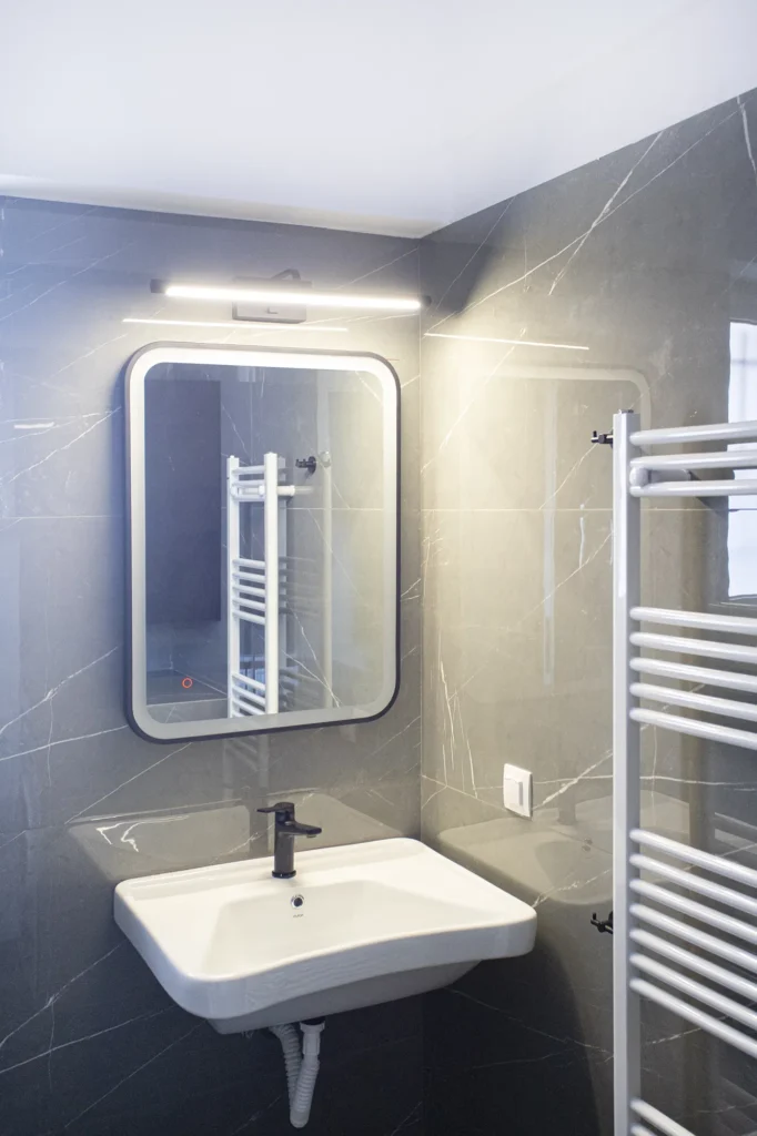 Νιπτήρας και φωτιζόμενος καθρέπτης LED σε μπάνιο ΑΜΕΑ μετά από ανακαίνιση στη Νέα Ιωνία από τη Chroma Decor