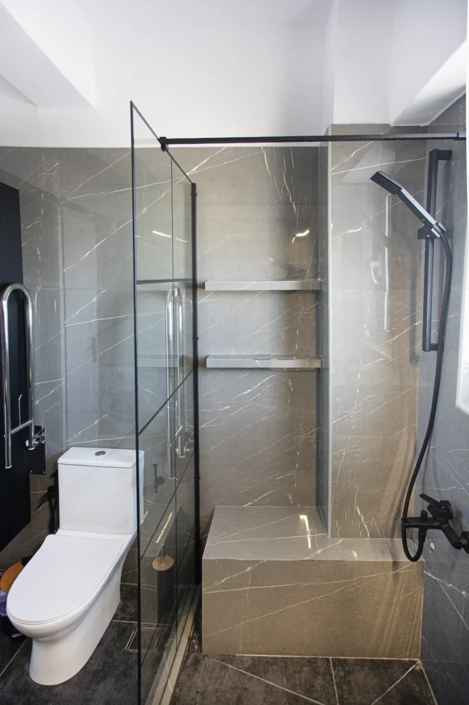 Μπάνιο ΑΜΕΑ με ντουζιέρα walk in και λεκάνη μετά από ανακαίνιση στη Νέα Ιωνία από τη Chroma Decor