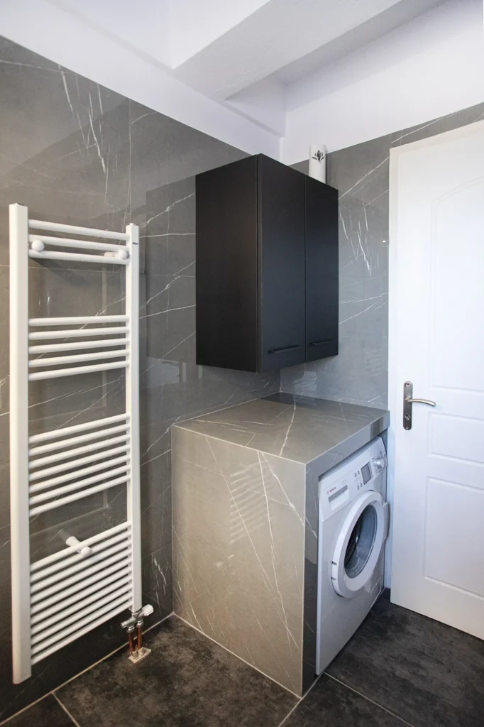 Μπάνιο ΑΜΕΑ με πλυντήριο ρούχων και αποθηκευτικό ντουλάπι μετά από ανακαίνιση στη Νέα Ιωνία από τη Chroma Decor