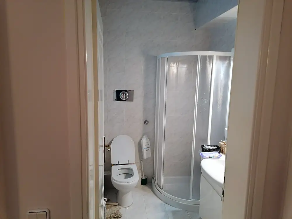 Μπάνιο πριν την ανακαίνιση σε διαμέρισμα στη Γλυφάδα