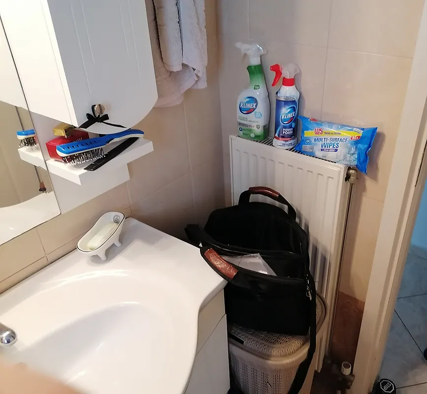 Μπάνιο πριν την ανακαίνιση στη Νέα Ιωνία με παλιό νιπτήρα και έπιπλο μπάνιου πριν την ανακαίνιση από τη Chroma Decor