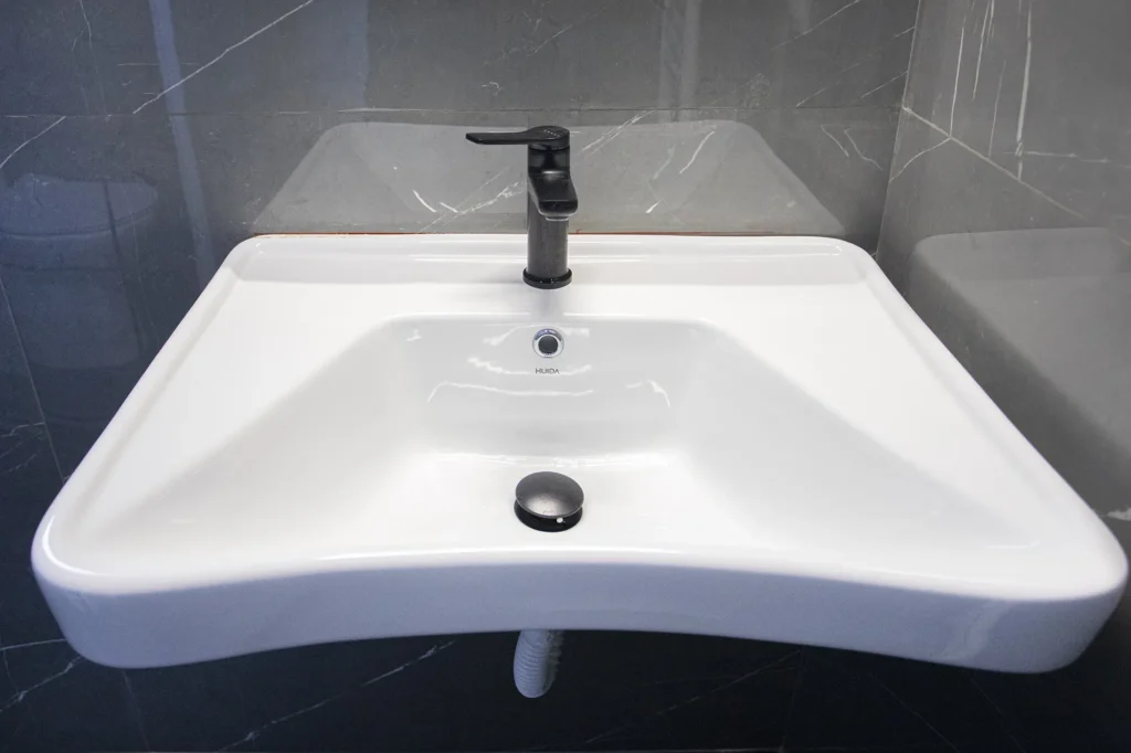 Εργονομικός νιπτήρας σε μπάνιο ΑΜΕΑ μετά από ανακαίνιση στη Νέα Ιωνία από τη Chroma Decor