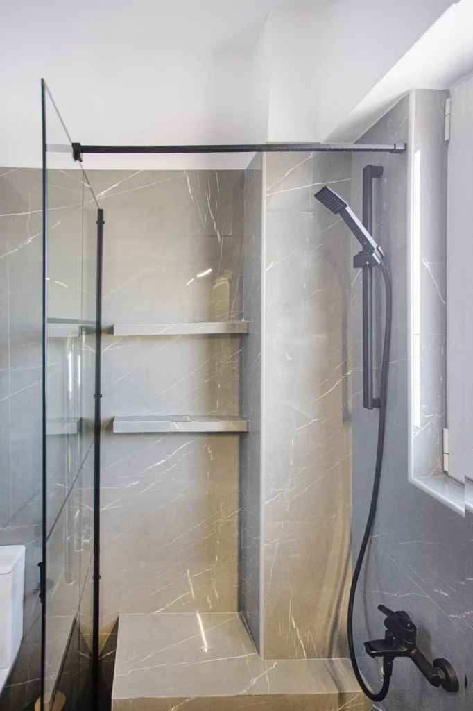 Ντουζιέρα walk in σε μπάνιο ΑΜΕΑ μετά από ανακαίνιση στη Νέα Ιωνία από τη Chroma Decor