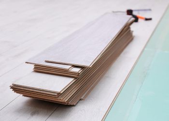 να βαλω laminate η πλακακι