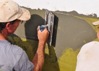 Εφαρμογή εξωτερικής θερμομόνωσης σε τοίχο με πλέγμα και κονίαμα